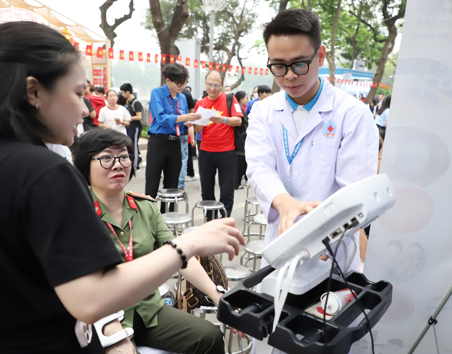 Ngày Sức khỏe toàn dân 7/4: Người dân hào hứng khám, trải nghiệm tại các gian hàng y tế- Ảnh 5. Ngày Sức khỏe toàn dân 7/4: Người dân hào hứng khám, trải nghiệm tại các gian hàng y tế- Ảnh 5.