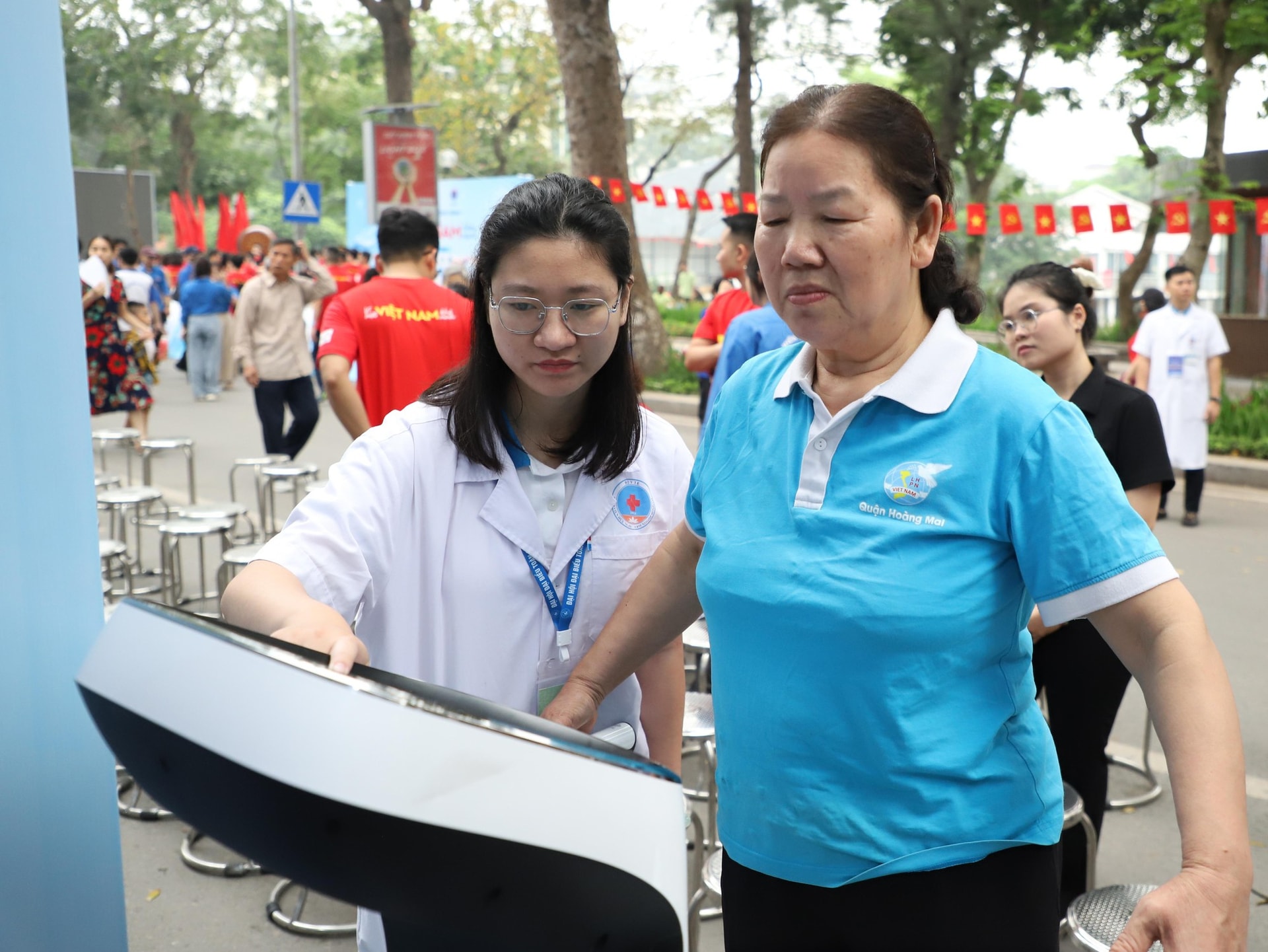 Ngày Sức khỏe toàn dân 7/4: Người dân hào hứng khám, trải nghiệm tại các gian hàng y tế- Ảnh 8. Ngày Sức khỏe toàn dân 7/4: Người dân hào hứng khám, trải nghiệm tại các gian hàng y tế- Ảnh 8.