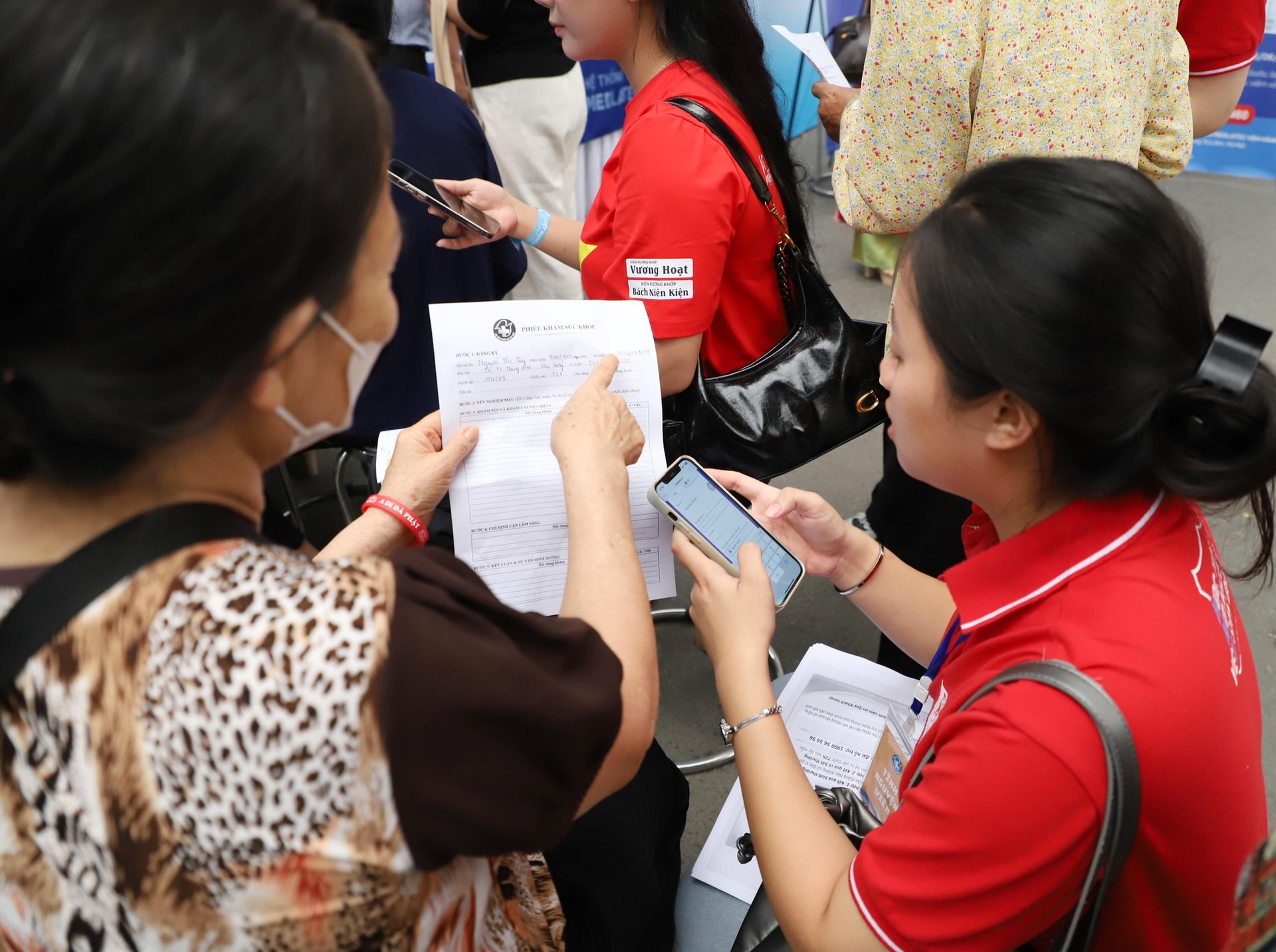 Ngày Sức khỏe toàn dân 7/4: Người dân hào hứng khám, trải nghiệm tại các gian hàng y tế- Ảnh 9. Ngày Sức khỏe toàn dân 7/4: Người dân hào hứng khám, trải nghiệm tại các gian hàng y tế- Ảnh 9.