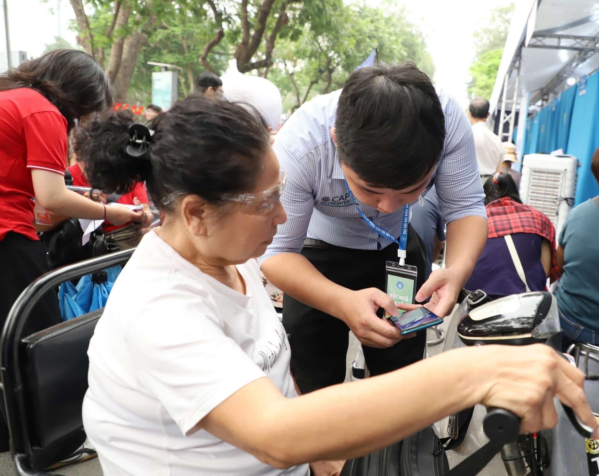Ngày Sức khỏe toàn dân 7/4: Người dân hào hứng khám, trải nghiệm tại các gian hàng y tế- Ảnh 7. Ngày Sức khỏe toàn dân 7/4: Người dân hào hứng khám, trải nghiệm tại các gian hàng y tế- Ảnh 7.