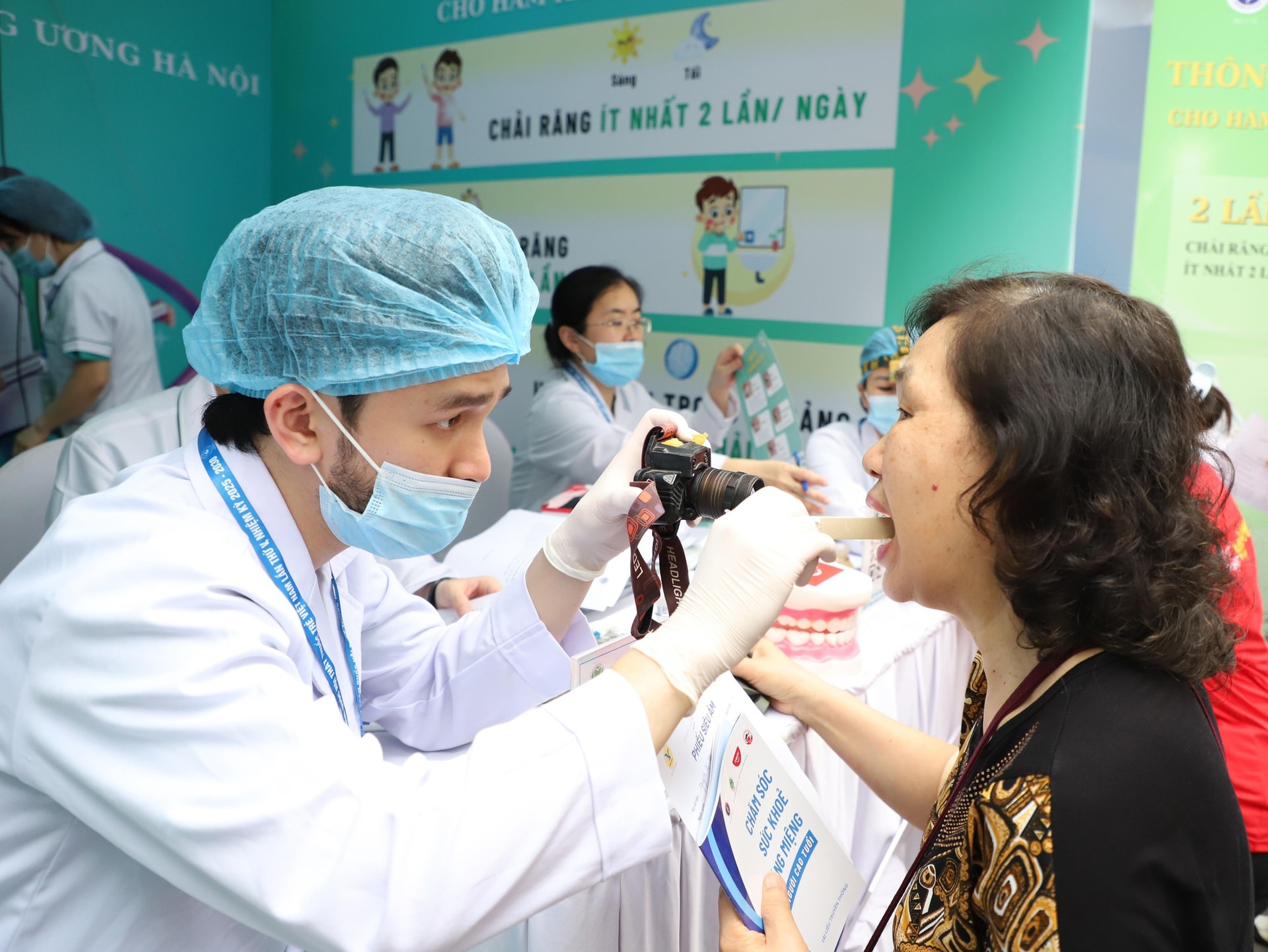 Ngày Sức khỏe toàn dân 7/4: Người dân hào hứng khám, trải nghiệm tại các gian hàng y tế- Ảnh 2. Ngày Sức khỏe toàn dân 7/4: Người dân hào hứng khám, trải nghiệm tại các gian hàng y tế- Ảnh 2.