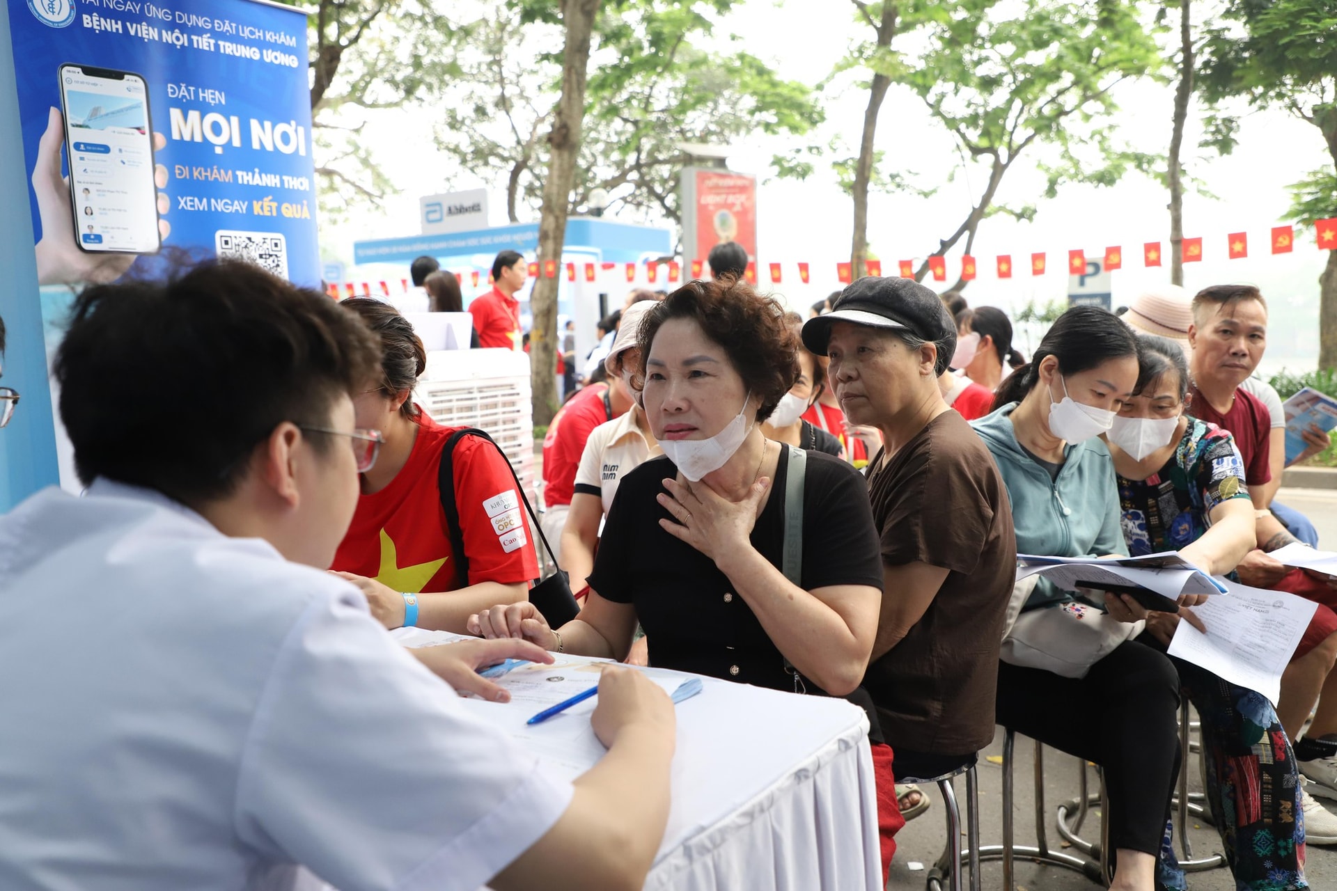 Ngày Sức khỏe toàn dân 7/4: Người dân hào hứng khám, trải nghiệm tại các gian hàng y tế- Ảnh 13. Ngày Sức khỏe toàn dân 7/4: Người dân hào hứng khám, trải nghiệm tại các gian hàng y tế- Ảnh 13.