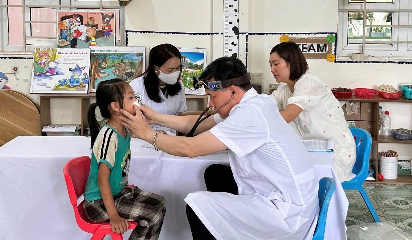 Ngày sức khỏe toàn dân 7/4: Nhiều bệnh viện, Trạm Y tế ở Quảng Ninh triển khai chăm sóc sức khoẻ cộng đồng- Ảnh 2. Ngày sức khỏe toàn dân 7/4: Nhiều bệnh viện, Trạm Y tế ở Quảng Ninh triển khai chăm sóc sức khoẻ cộng đồng- Ảnh 2.