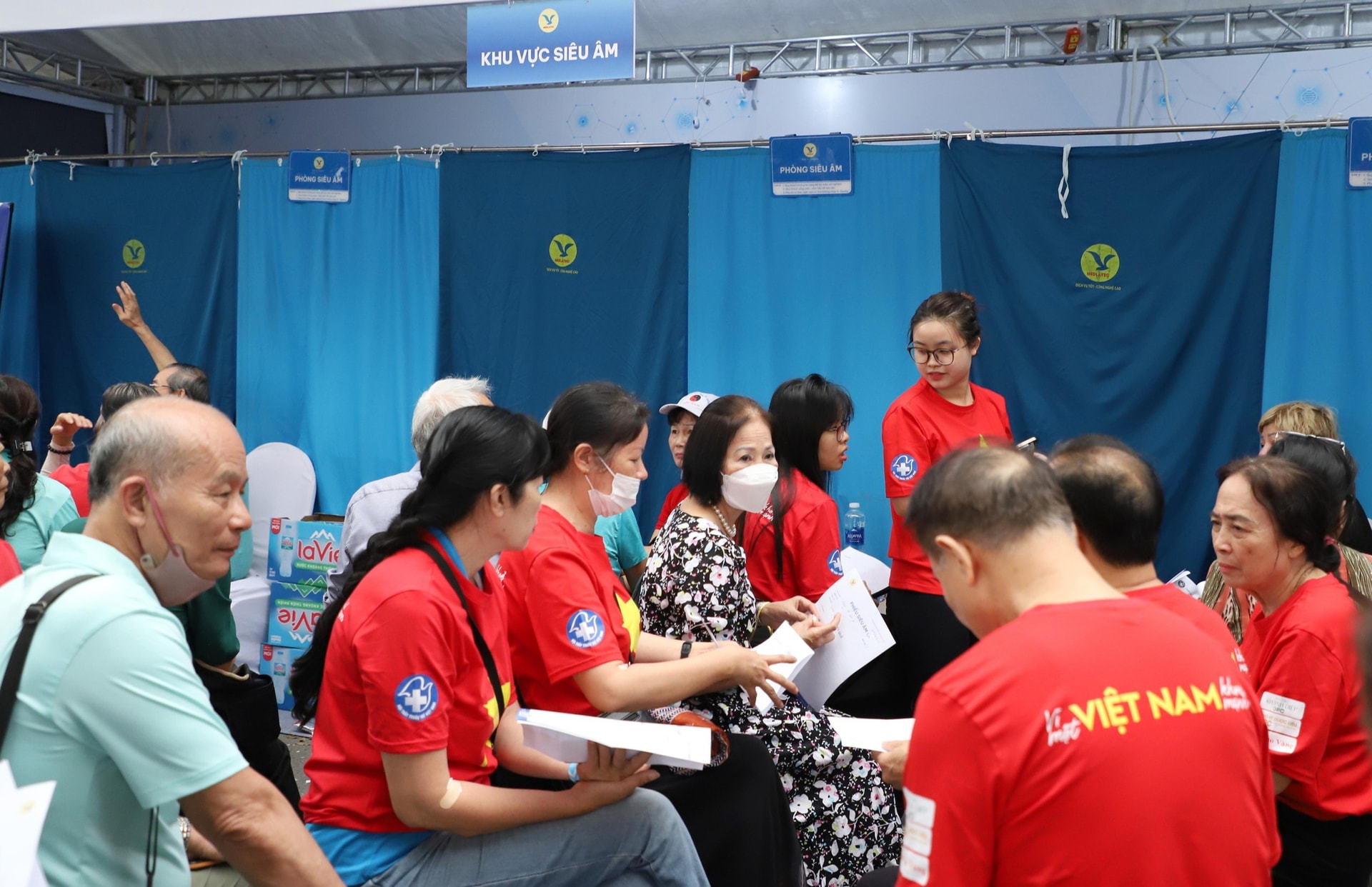 Ngày Sức khỏe toàn dân 7/4: Người dân hào hứng khám, trải nghiệm tại các gian hàng y tế- Ảnh 14. Ngày Sức khỏe toàn dân 7/4: Người dân hào hứng khám, trải nghiệm tại các gian hàng y tế- Ảnh 14.