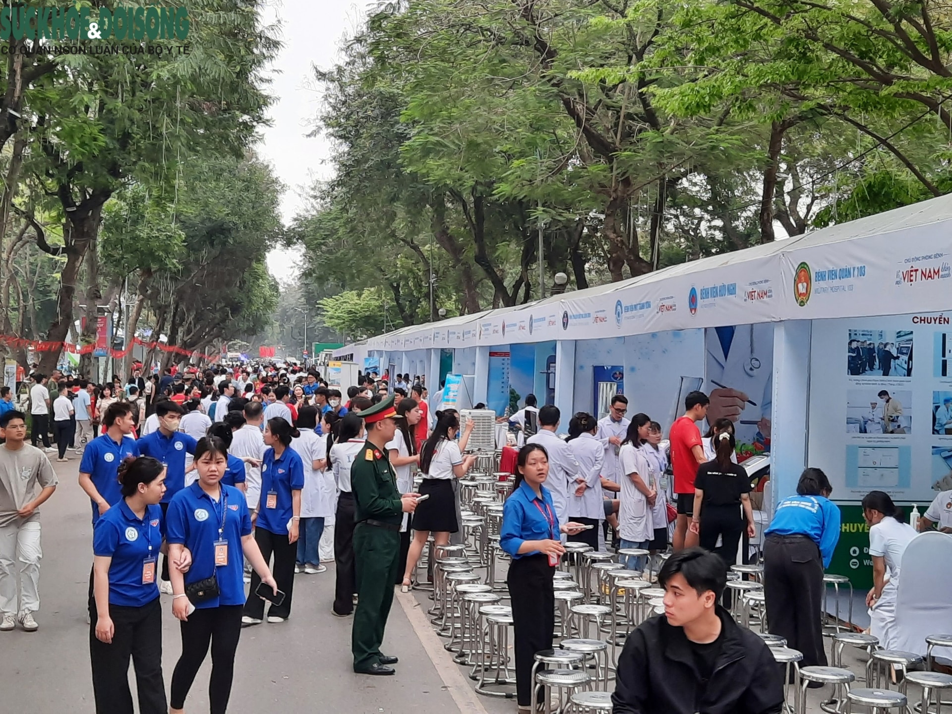 Các khu vực thăm khám được bố trí dọc phố đi bộ Trần Nhân Tông, tạo điều kiện thuận lợi để người dân tham gia và tiếp cận dịch vụ chăm sóc sức khỏe.