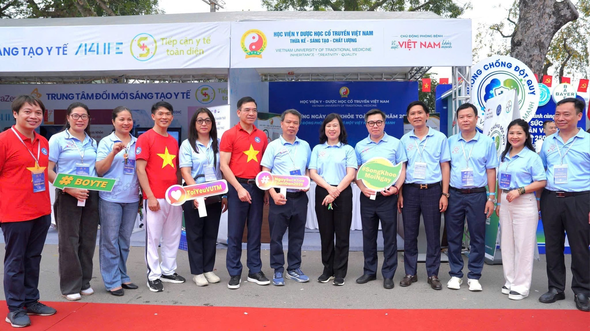 Từ đồng diễn dưỡng sinh đến khám tư vấn miễn phí: Lan tỏa thông điệp sống khỏe bằng y học cổ truyền- Ảnh 2.