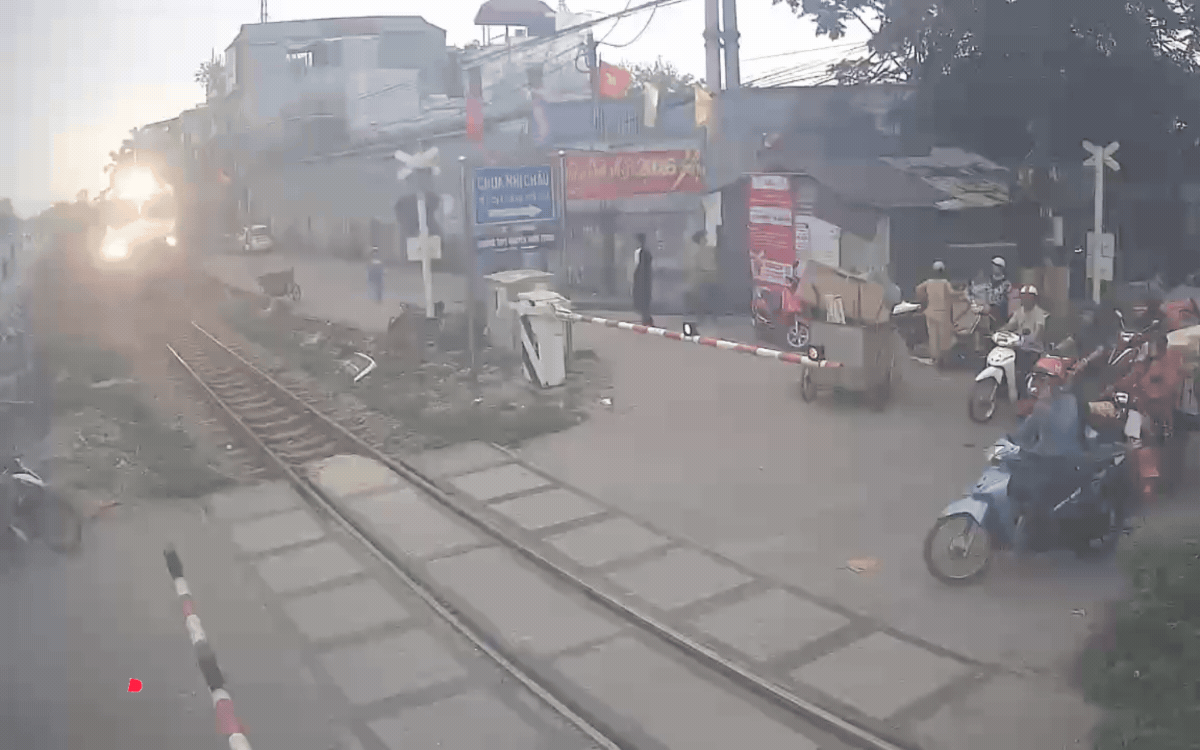 xe máy băng qua đường sắt