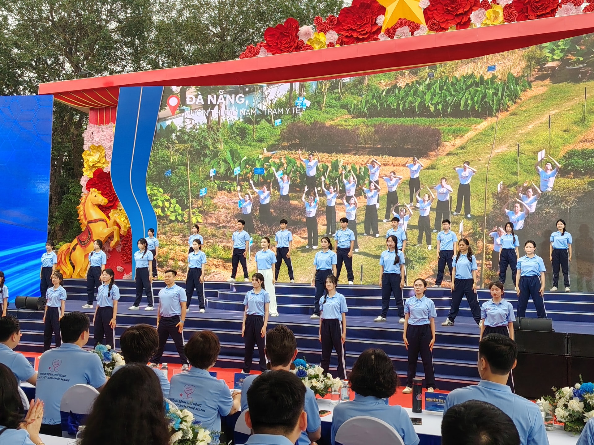 Từ đồng diễn dưỡng sinh đến khám tư vấn miễn phí: Lan tỏa thông điệp sống khỏe bằng y học cổ truyền- Ảnh 3.