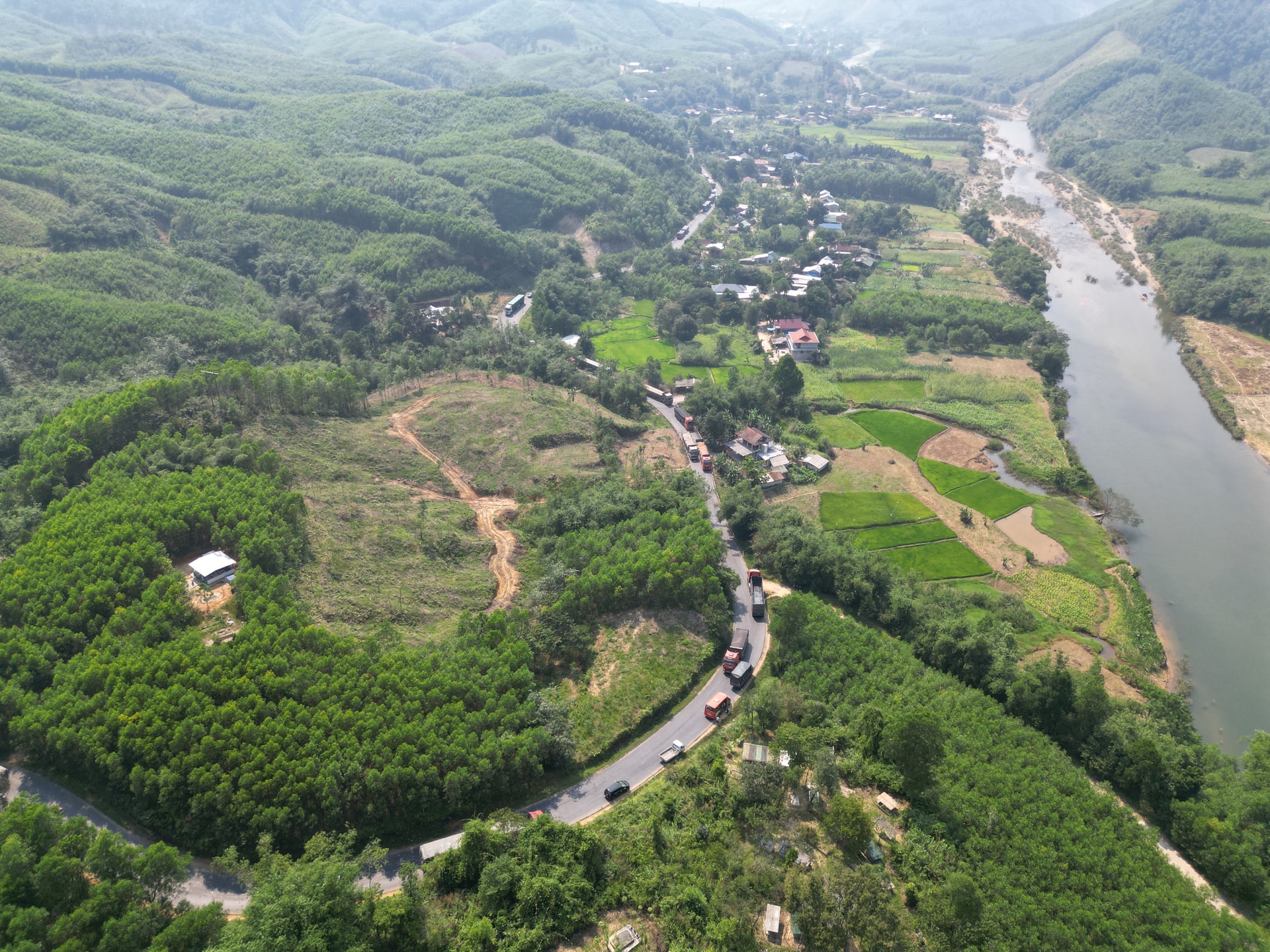 Bất an vì xe tải nặng trên Quốc lộ 49- Ảnh 1.