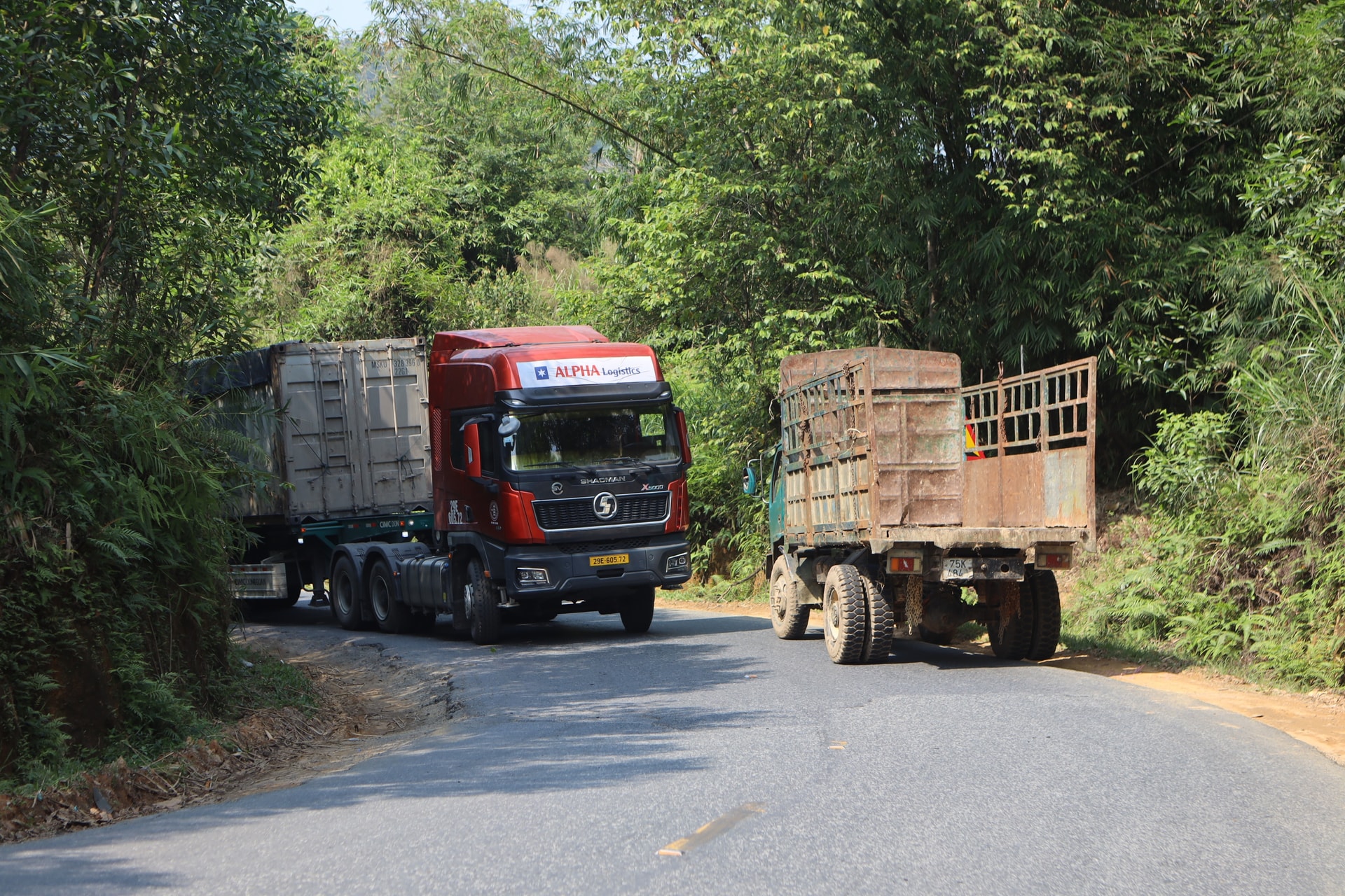 Bất an vì xe tải nặng trên Quốc lộ 49- Ảnh 3.