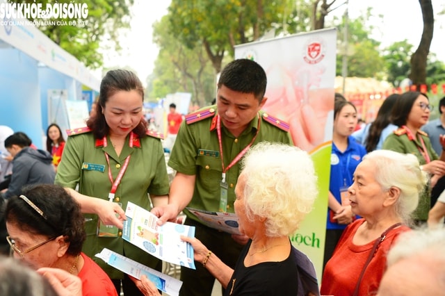 Lực lượng Y tế Công an nhân dân triển khai khám sàng lọc tại Ngày Sức khỏe toàn dân 7/4- Ảnh 8. Lực lượng Y tế Công an nhân dân triển khai khám sàng lọc tại Ngày Sức khỏe toàn dân 7/4- Ảnh 8.