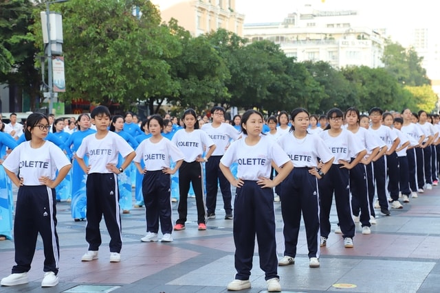 Ngày Sức khỏe toàn dân 7/4: Cận cảnh 2.000 người đồng diễn dưỡng sinh ở TPHCM- Ảnh 7.