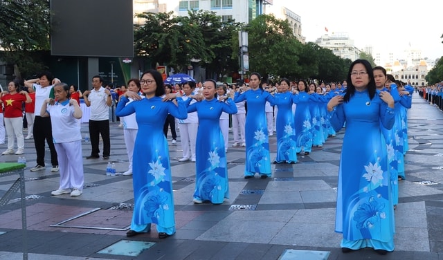 Ngày Sức khỏe toàn dân 7/4: Cận cảnh 2.000 người đồng diễn dưỡng sinh ở TPHCM- Ảnh 3.