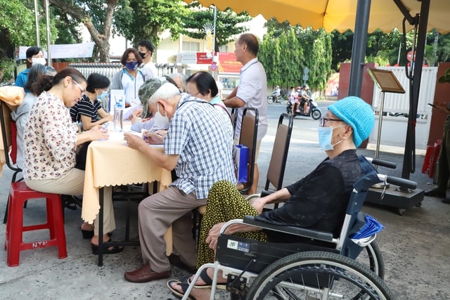 Ngày Sức khỏe toàn dân 7/4: Người dân TPHCM hào hứng khám sức khỏe miễn phí- Ảnh 2.