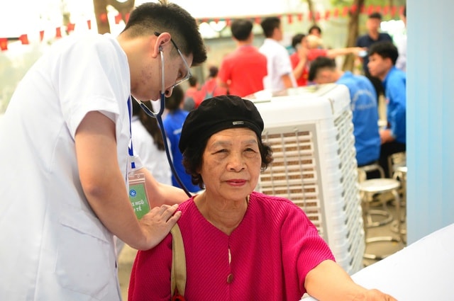 Đông đảo người dân được khám, tư vấn sức khỏe miễn phí tại Lễ mít tinh phát động Ngày Sức khỏe toàn dân- Ảnh 5. Đông đảo người dân được khám, tư vấn sức khỏe miễn phí tại Lễ mít tinh phát động Ngày Sức khỏe toàn dân- Ảnh 5.
