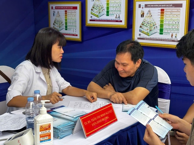 Đông đảo người dân được khám, tư vấn sức khỏe miễn phí tại Lễ mít tinh phát động Ngày Sức khỏe toàn dân- Ảnh 6. Đông đảo người dân được khám, tư vấn sức khỏe miễn phí tại Lễ mít tinh phát động Ngày Sức khỏe toàn dân- Ảnh 6.