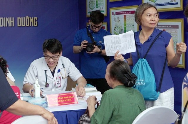 Đông đảo người dân được khám, tư vấn sức khỏe miễn phí tại Lễ mít tinh phát động Ngày Sức khỏe toàn dân- Ảnh 2. Đông đảo người dân được khám, tư vấn sức khỏe miễn phí tại Lễ mít tinh phát động Ngày Sức khỏe toàn dân- Ảnh 2.