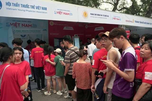 Đông đảo người dân được khám, tư vấn sức khỏe miễn phí tại Lễ mít tinh phát động Ngày Sức khỏe toàn dân- Ảnh 7. Đông đảo người dân được khám, tư vấn sức khỏe miễn phí tại Lễ mít tinh phát động Ngày Sức khỏe toàn dân- Ảnh 7.