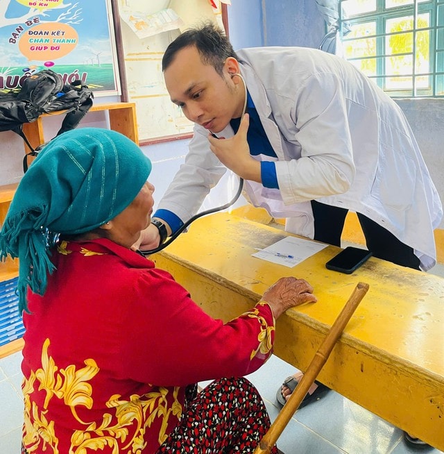 Ngày Sức khỏe toàn dân 7/4: Thầy thuốc về làng chăm lo sức khỏe cộng đồng- Ảnh 10.