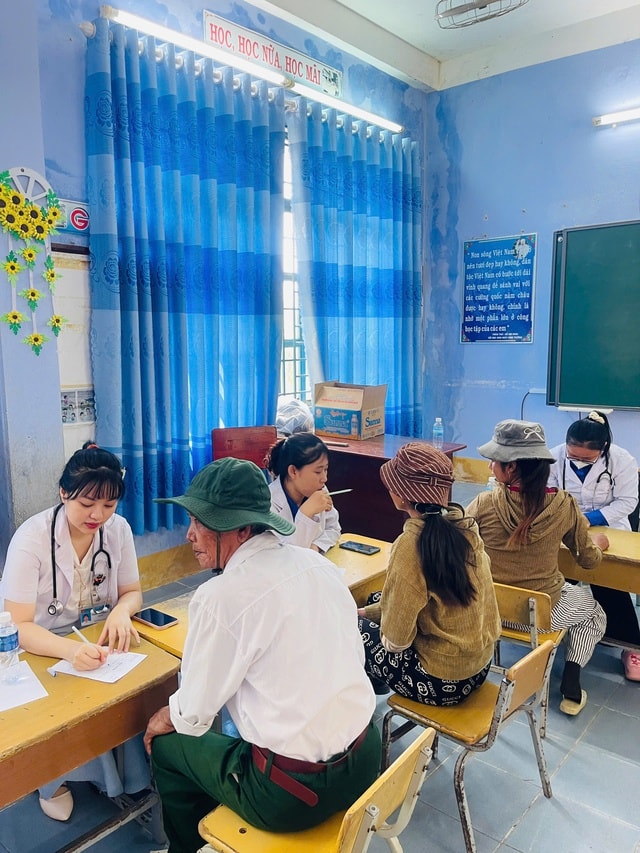 Ngày Sức khỏe toàn dân 7/4: Thầy thuốc về làng chăm lo sức khỏe cộng đồng- Ảnh 11.