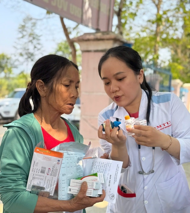 Ngày Sức khỏe toàn dân 7/4: Thầy thuốc về làng chăm lo sức khỏe cộng đồng- Ảnh 2.