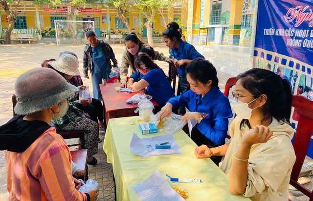 Ngày Sức khỏe toàn dân 7/4: Thầy thuốc về làng chăm lo sức khỏe cộng đồng- Ảnh 8.
