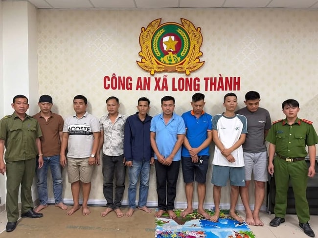 Sát phạt 'bầu cua' ngay trên điện thoại, 8 người bị bắt quả tang- Ảnh 1.