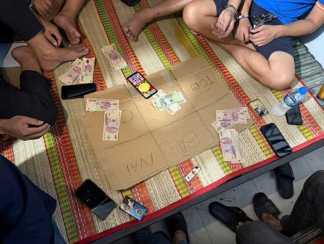 Sát phạt 'bầu cua' ngay trên điện thoại, 8 người bị bắt quả tang- Ảnh 2.