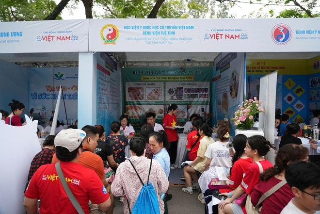 Từ đồng diễn dưỡng sinh đến khám tư vấn miễn phí: Lan tỏa thông điệp sống khỏe bằng y học cổ truyền- Ảnh 9.