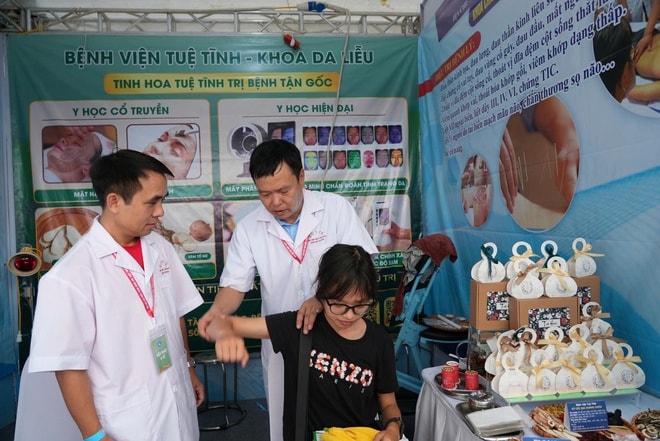 Từ đồng diễn dưỡng sinh đến khám tư vấn miễn phí: Lan tỏa thông điệp sống khỏe bằng y học cổ truyền- Ảnh 5.