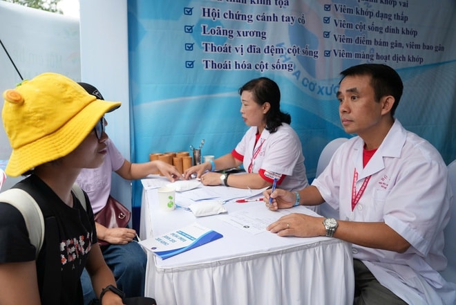 Từ đồng diễn dưỡng sinh đến khám tư vấn miễn phí: Lan tỏa thông điệp sống khỏe bằng y học cổ truyền- Ảnh 6.