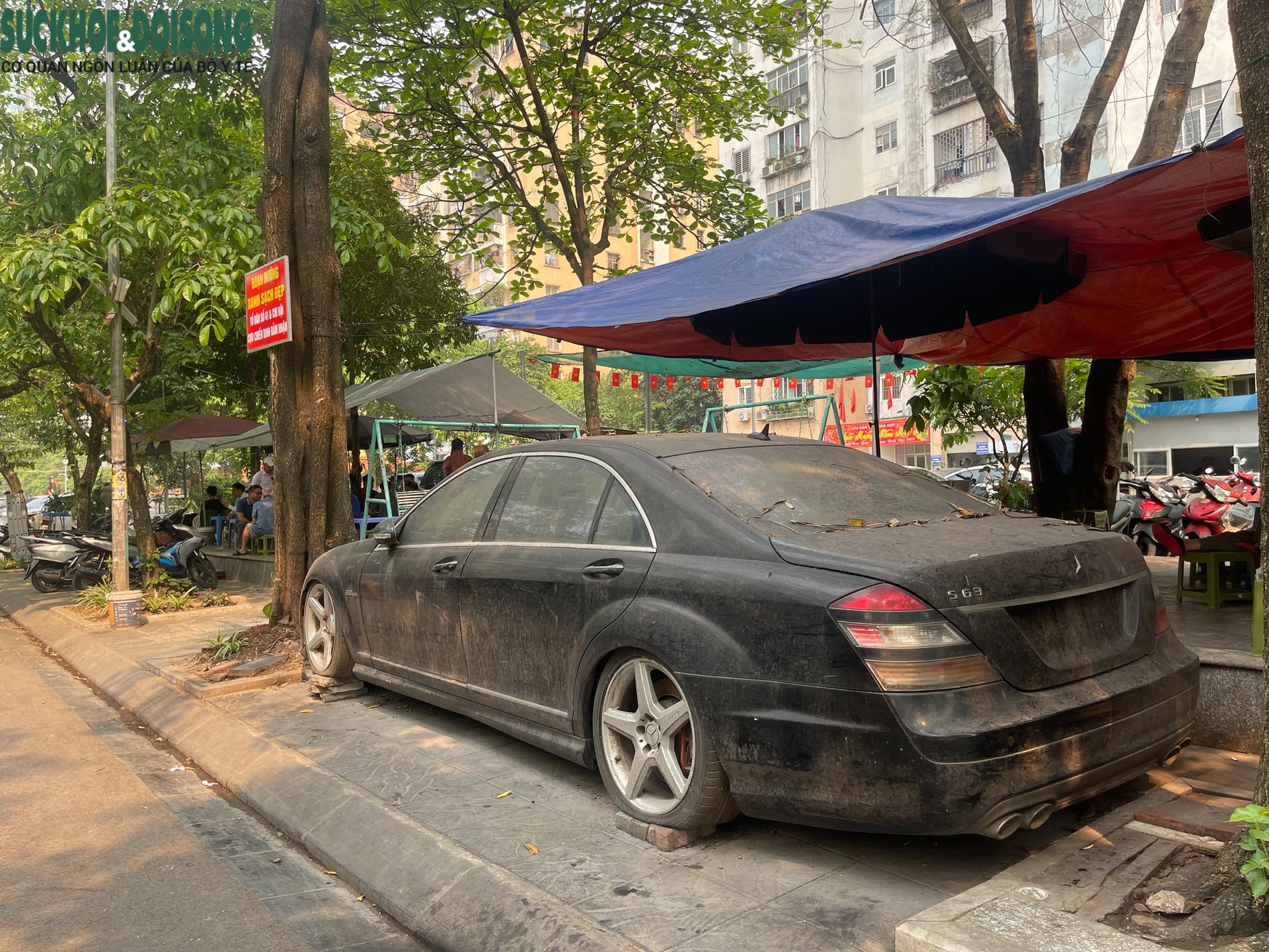 Hà Nội: Cận cảnh Mercedes S63 'nằm im' một thập kỷ, công an đang tìm chủ nhân- Ảnh 2.