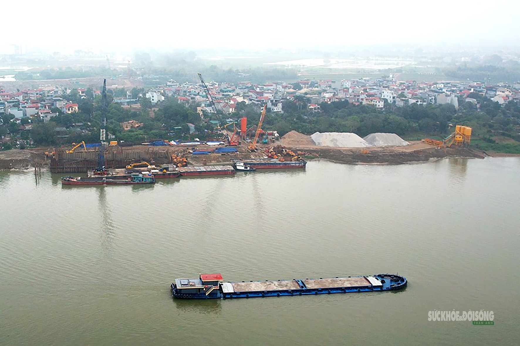 Dưới hố móng trụ tháp cầu Tứ Liên, người thợ lặn giữ nhịp thi công- Ảnh 10.