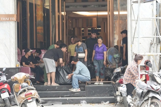 Tháo dỡ khách sạn trăm tỉ trên 'đất vàng' cạnh Hồ Gươm- Ảnh 3. Tháo dỡ khách sạn trăm tỉ trên 'đất vàng' cạnh Hồ Gươm- Ảnh 3.