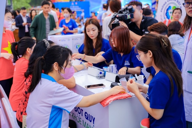 Việt Nam lần đầu tổ chức 'Ngày sức khỏe toàn dân': Long Châu và Bayer cùng ngành y tế đẩy lùi gánh nặng đột quỵ trong cộng đồng, bắt đầu từ sự chủ động- Ảnh 1.