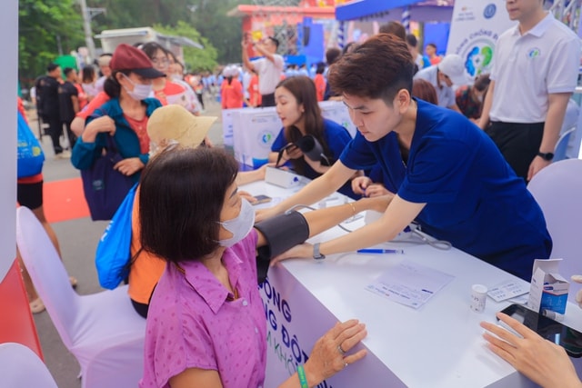 Việt Nam lần đầu tổ chức 'Ngày sức khỏe toàn dân': Long Châu và Bayer cùng ngành y tế đẩy lùi gánh nặng đột quỵ trong cộng đồng, bắt đầu từ sự chủ động- Ảnh 3.