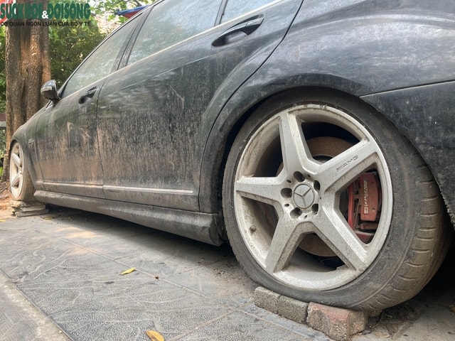 Hà Nội: Cận cảnh Mercedes S63 'nằm im' một thập kỷ, công an đang tìm chủ nhân- Ảnh 4.