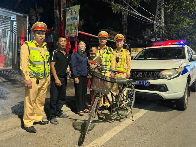 Cậu bé người Hà Tĩnh đạp xe đi lạc gần 80km trong đêm- Ảnh 1.