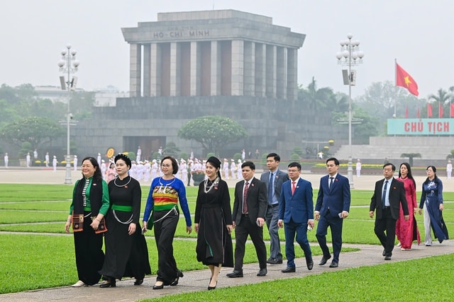 Lãnh đạo Đảng, Nhà nước và ĐBQH vào Lăng viếng Chủ tịch Hồ Chí Minh- Ảnh 6.