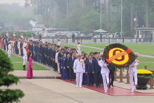 Lãnh đạo Đảng, Nhà nước và ĐBQH vào Lăng viếng Chủ tịch Hồ Chí Minh- Ảnh 1.