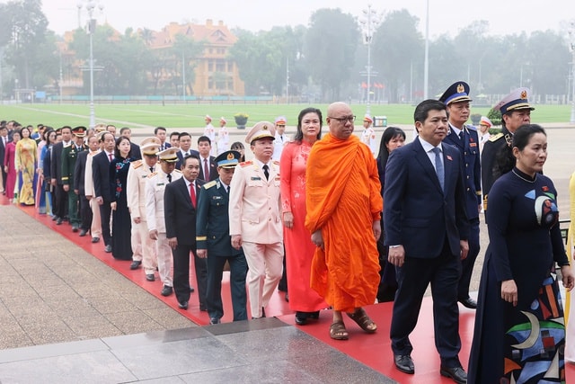 Lãnh đạo Đảng, Nhà nước và ĐBQH vào Lăng viếng Chủ tịch Hồ Chí Minh- Ảnh 4.