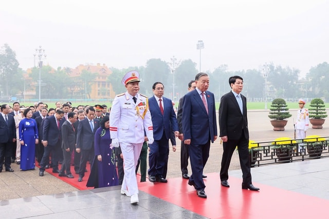 Lãnh đạo Đảng, Nhà nước và ĐBQH vào Lăng viếng Chủ tịch Hồ Chí Minh- Ảnh 3.