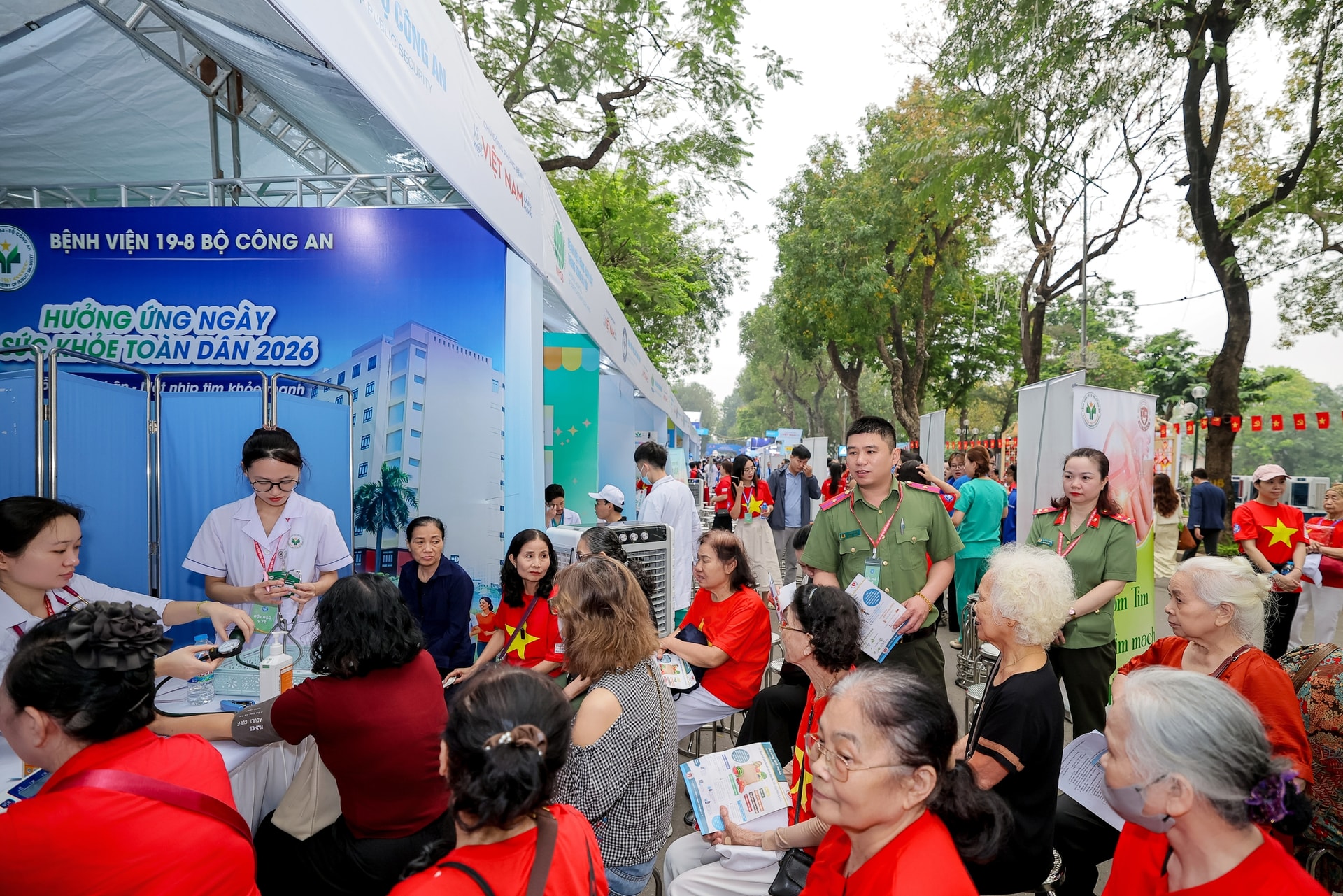 Phát hiện hơn 2.800 trường hợp bất thường qua khám miễn phí nhân Ngày Sức khỏe toàn dân- Ảnh 3.