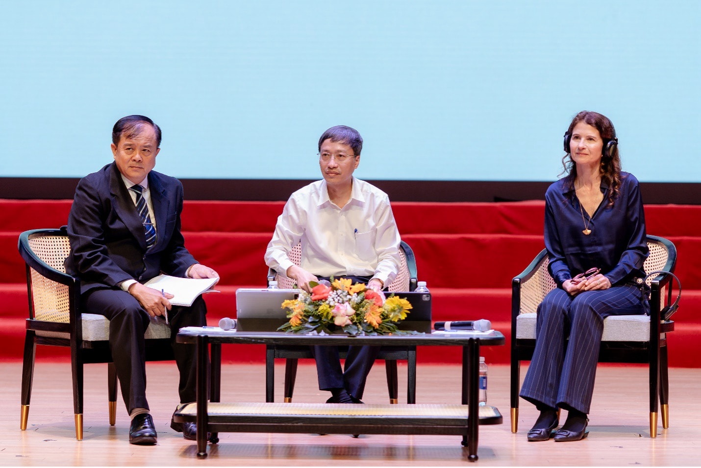 Từ trẻ nhỏ đến người cao tuổi: Vì sao cần tiếp cận ‘miễn dịch trọn đời'?- Ảnh 2.