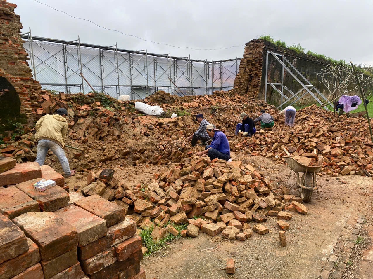 Đoạn tường Hoàng thành Huế bị đổ sập trong mưa lũ lịch sử hiện ra sao?- Ảnh 1.