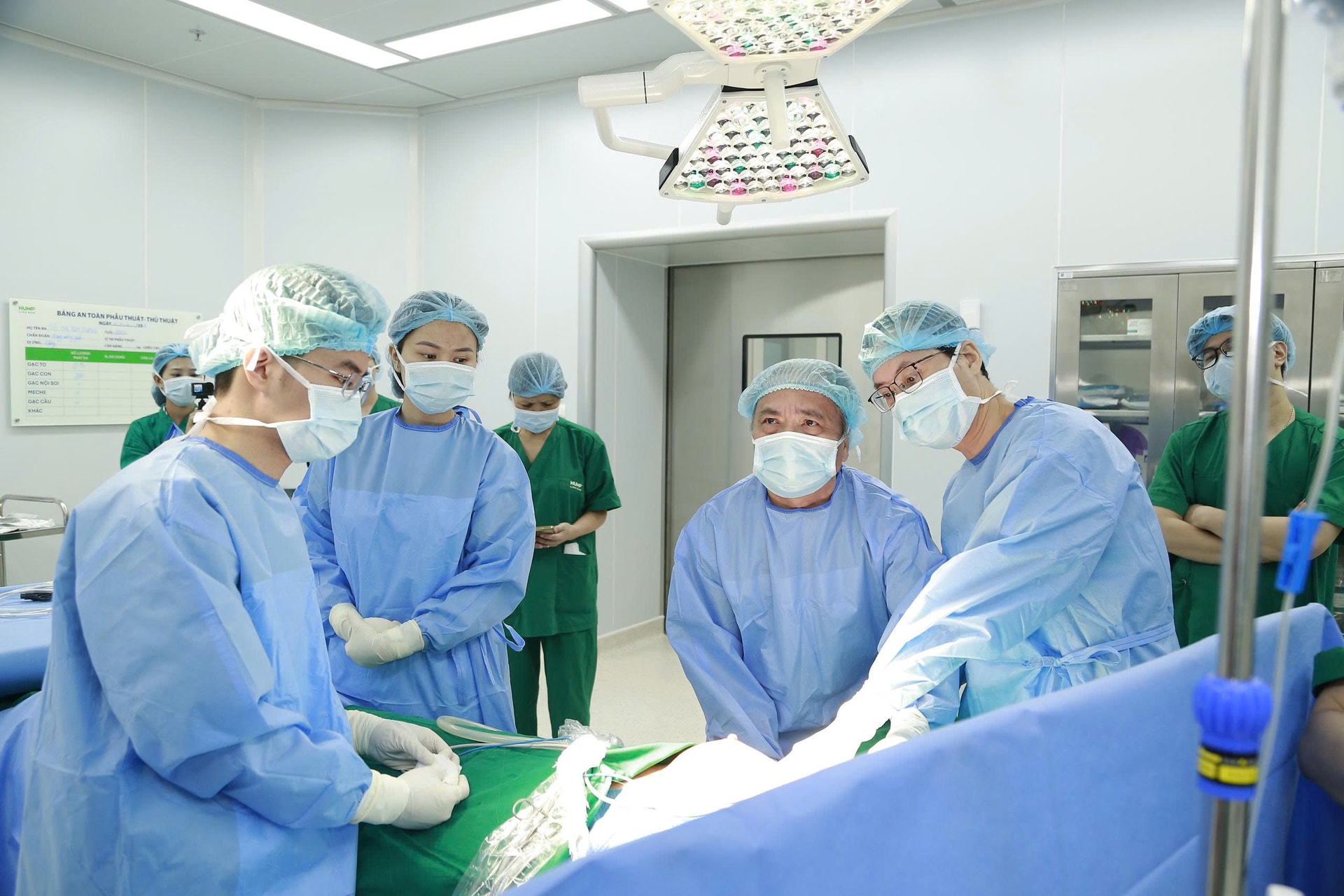 Cô gái 27 tuổi chiến thắng ung thư với 'đường mổ vô hình' không để lại sẹo- Ảnh 2.