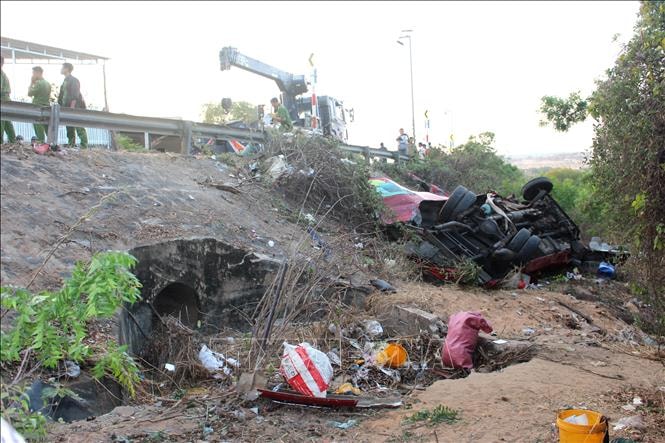 Hỗ trợ khẩn cấp các gia đình nạn nhân vụ xe ô tô lao xuống vực ở Lâm Đồng- Ảnh 2.