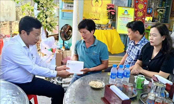 Hỗ trợ khẩn cấp các gia đình nạn nhân vụ xe ô tô lao xuống vực ở Lâm Đồng- Ảnh 1.