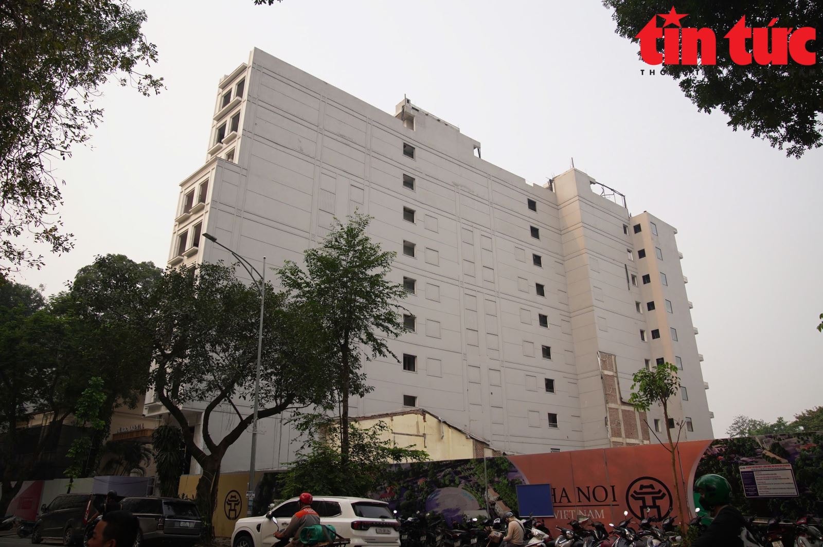 Hà Nội tháo dỡ khách sạn 9 tầng sát hồ Hoàn Kiếm- Ảnh 1.