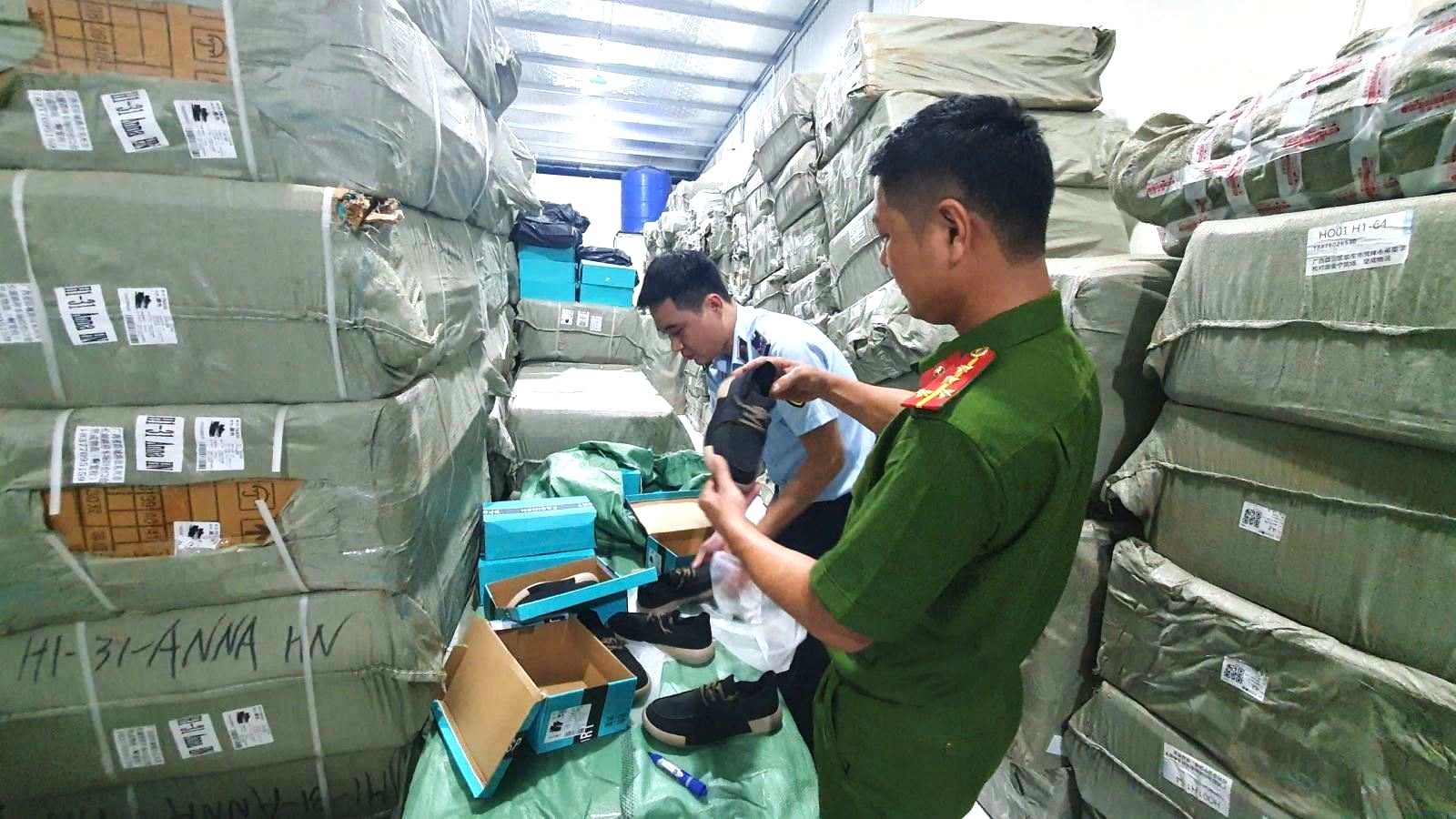 Kiểm tra cửa hàng kinh doanh, phát hiện hơn 10.000 đôi giày giả da không rõ nguồn gốc- Ảnh 1.